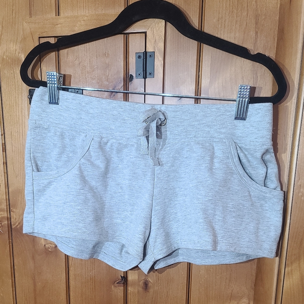 Op brand size med grey shorts